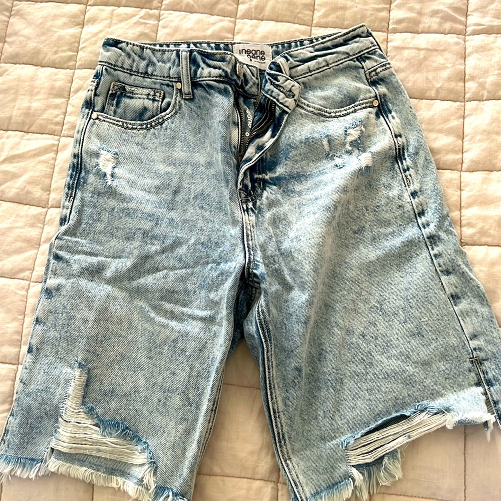 Distressed Bermuda shorts